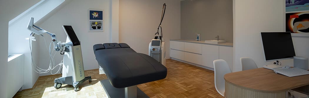 Moderner Behandlungsraum für EMFACE