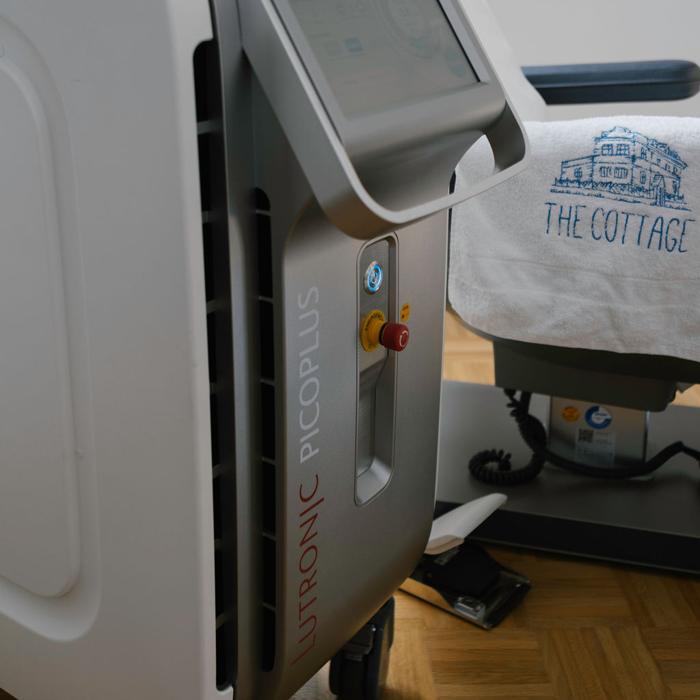 Pikosekundenlaser: Der Goldstandard bei Pigmentflecken und Tattoos